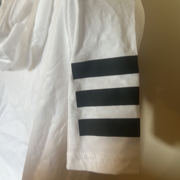 NWT boys, white Adidas T-shirt with hood - Picture 4 of 6